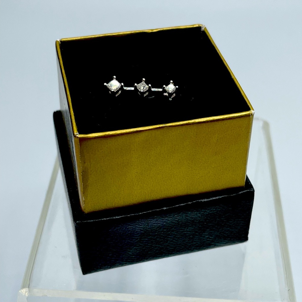 3 Princess cut cascading diamonds (3/4 ctw) 10kt white gold pendant